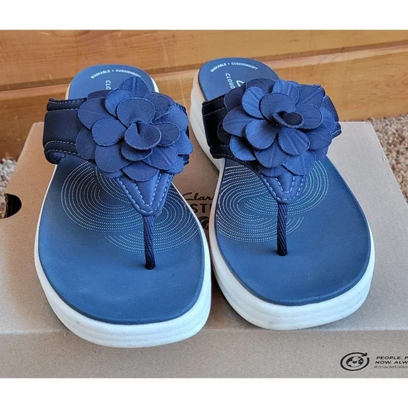 Clarks Cloudsteppers Sandals - Picture 4 of 11